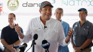 Como ele construiu um império, dobrou a fortuna em um ano e chegou a U$ 17 bilhões com frango frito