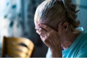 Idosa que perdeu casa e carro para cuidadora foi agredida e dopada