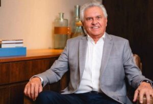 TRE-GO derruba condenação e deixa Caiado elegível novamente