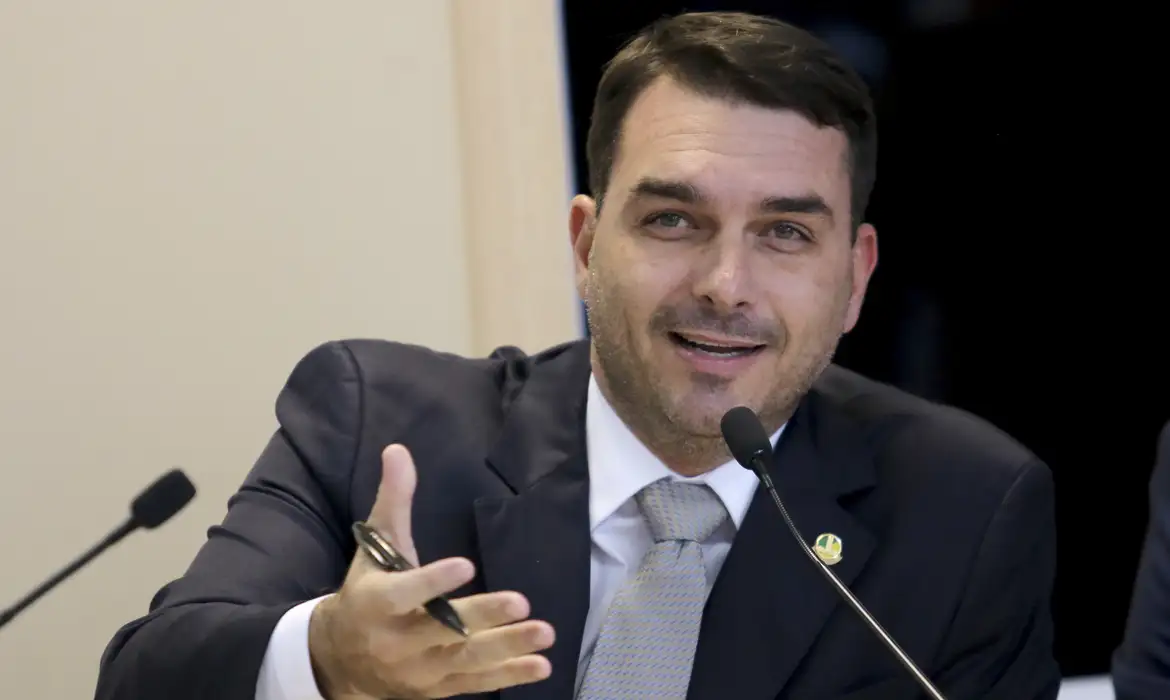Flávio Bolsonaro volta a elogiar projeto do governo contra roubo de celular.