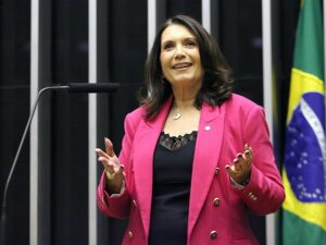 Advogados acionam PGR contra Bia Kicis por acusações contra Moraes