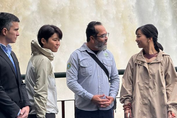 Kako de Akishino, princesa do Japão, visita e se encanta com as Cataratas