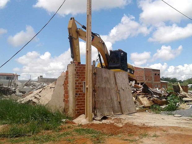 Famílias perdem tudo em derrubadas no DF, enquanto grileiros seguem impunes e deputados distritais silenciam.