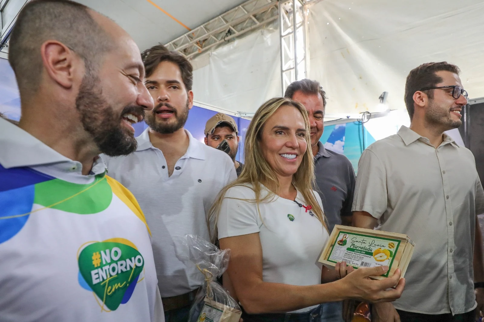 Em visita à feira na Torre de TV, Celina Leão destaca integração entre DF e Entorno