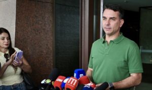 Flávio Bolsonaro indica que candidatura é moeda de troca e ‘tem preço’ para ser retirada