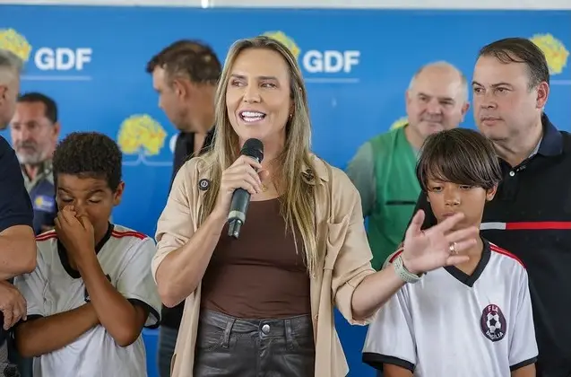 Governadora em exercício, Celina Leão inaugura campo de grama sintética no Taguaparque