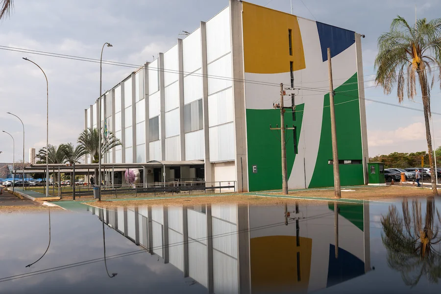 Ibaneis encerra mandato com edital de Vicente Pires: “Fiz a maior regularização da história do DF”